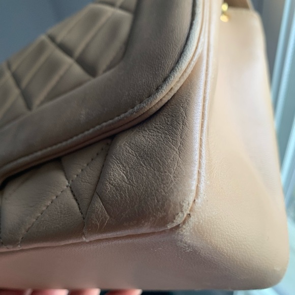 Vintage Classic Single Flap in Beige Lambskin in 24GHW - Picture 4 of 15